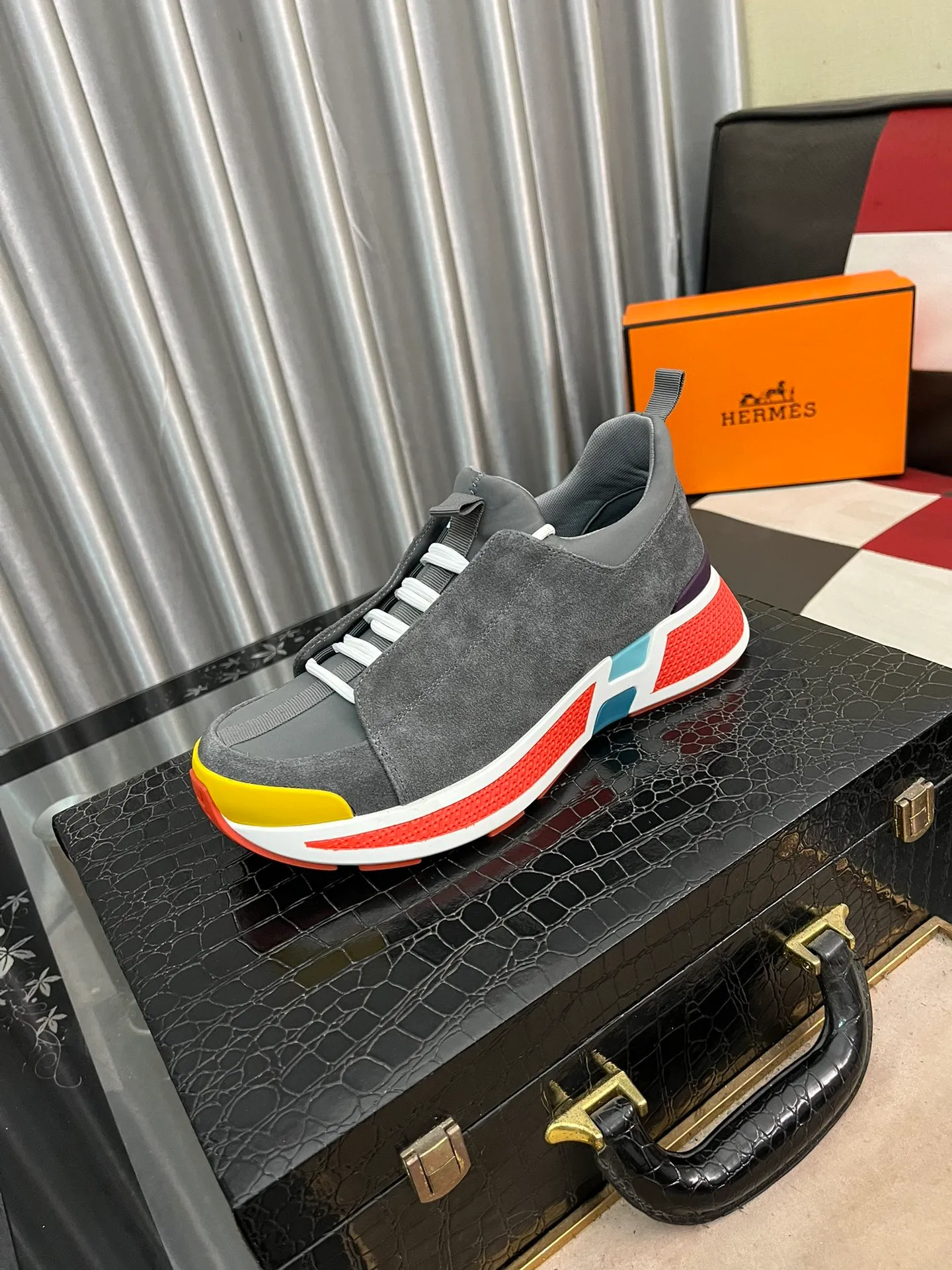 Men's shoes 💰: 560⌚️⌚️[Hermes] New sports shoes Hermès are the most comfortable shoes, no one else⃣️, they are very light on the feet and very good-looking, you will not feel tired when you go shopping and running around 👍 Very light and comfortable, extremely light, perfect for both sports and leisure! It’s up to you to choose, there’s always what you want~ Comes with a full set of packaging gift bags and invoices ✔️Fabric: imported first-layer cowhide ✔️Inner lining: breathable mesh ✔️Outsole: genuine leather bottom ✔️Size: Men 38-44 (45 custom-made) 5️⃣colors available